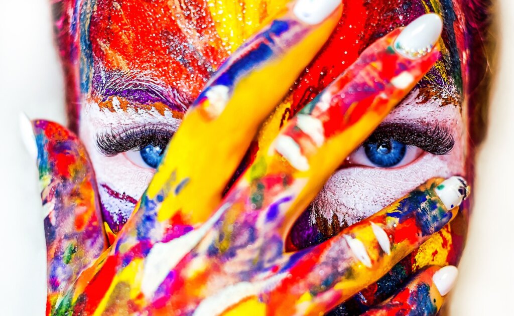 5 Ways to Stay Motivated While Pursuing Your Creative Mission - Femme Coach article featured image