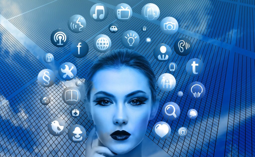 How to Stop Comparing Yourself to Others on Social Media - Femme Coach article featured image