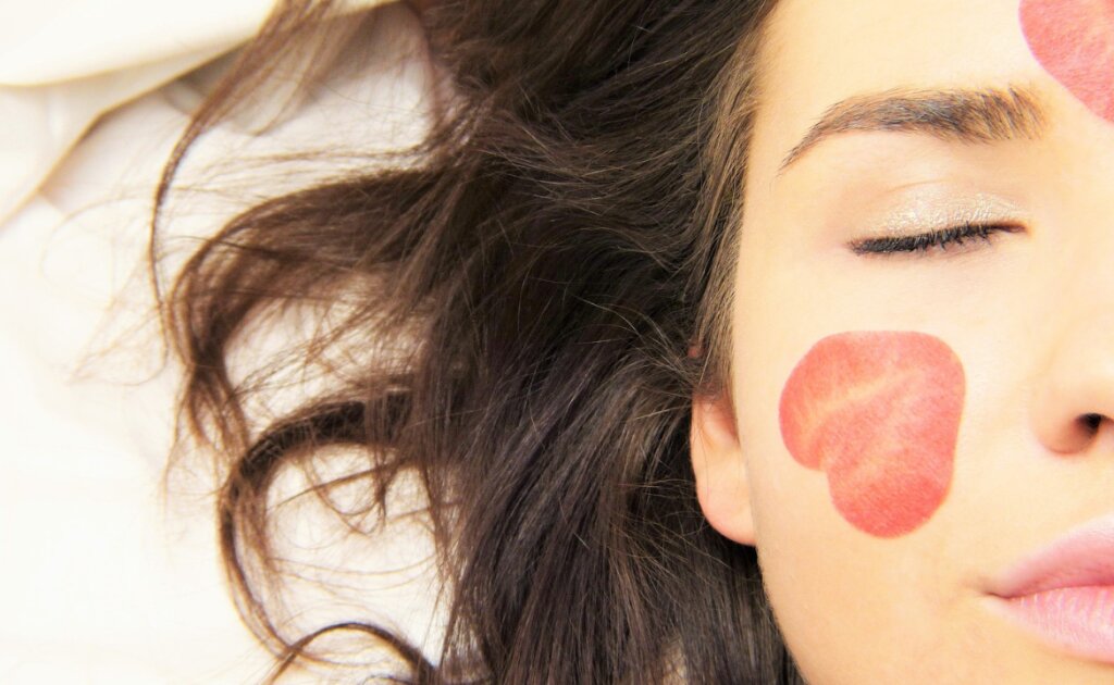 5 Simple Tips for Glowing Skin That Won't Break the Bank - Femme Coach article featured image