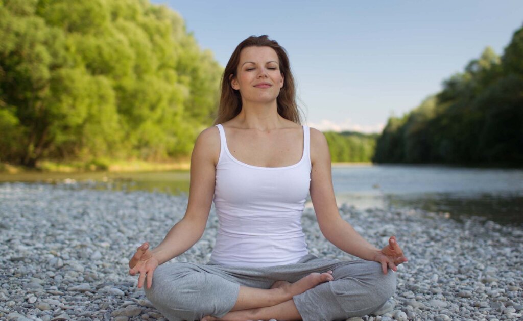 How to Prioritize Your Health and Wellbeing During the Holiday Season - Femme Coach article featured image