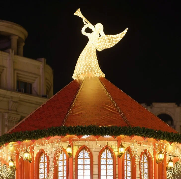 Overwhelmed with the Holidays? 7 Ways to Navigate with Ease - Fhemistry article featured image