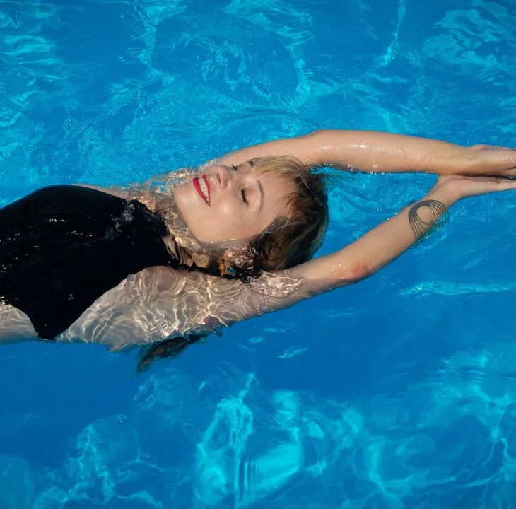 9 Ways to Feel More Confident in Your Body - Fhemistry article featured image