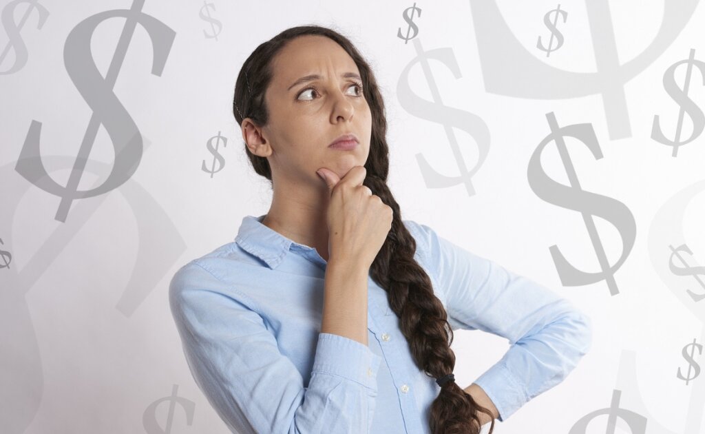 How to Feel Worthy When You're Broke and in Debt - Femme Coach article featured image