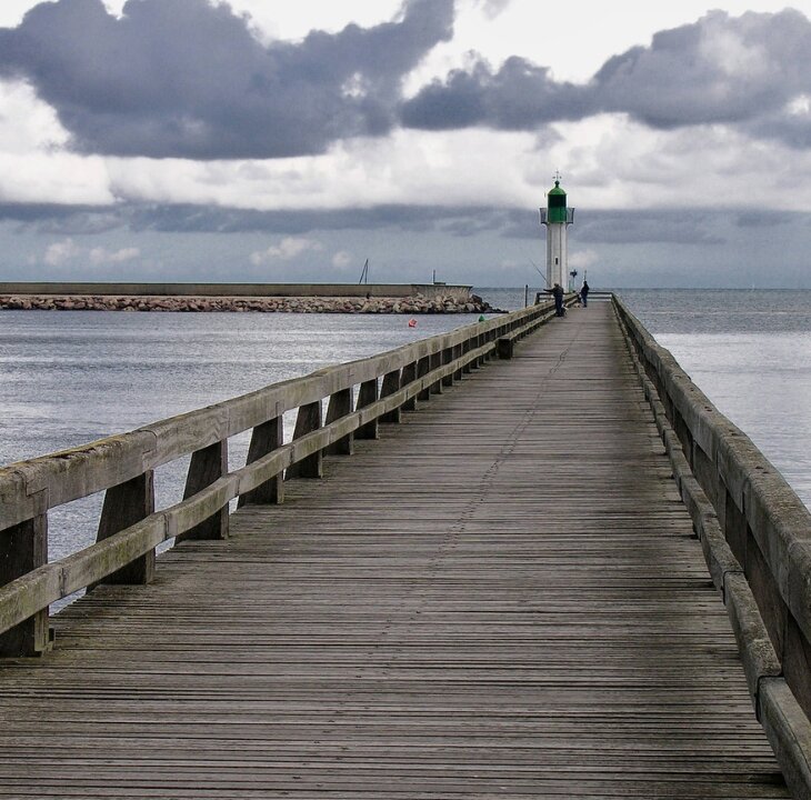 4 Ways to Own Less and Live More - Femme Coach article featured image