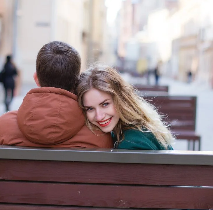 5 Ways to Exude More Confidence on a First Date - Fhemistry article featured image