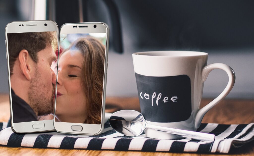 7 Ways Social Media is Ruining Relationships - Femme Coach article featured image