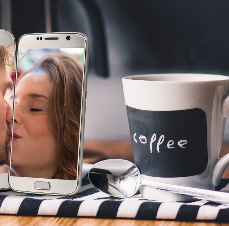 7 Ways Social Media is Ruining Relationships - Femme Coach article featured image