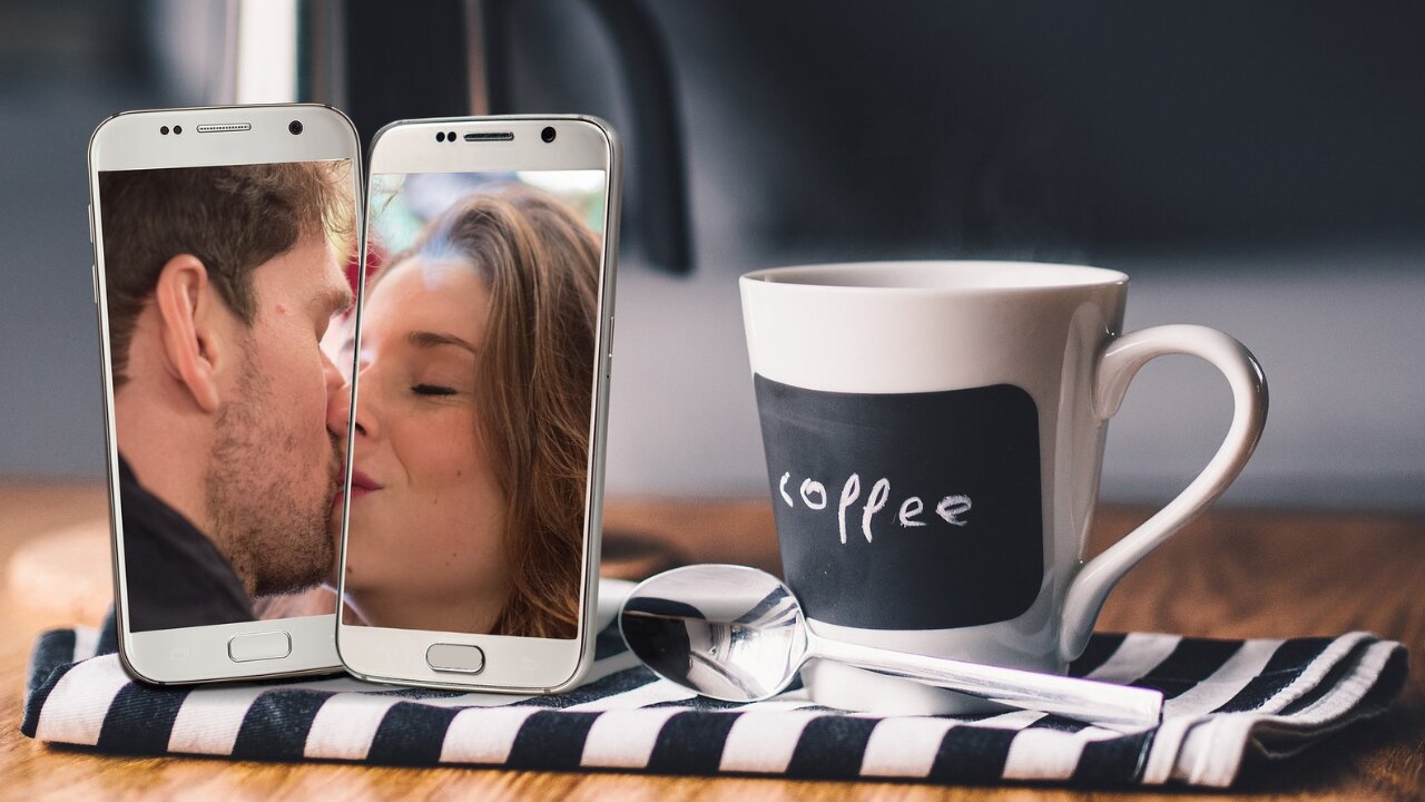 7 Ways Social Media is Ruining Relationships - Femme Coach article featured image